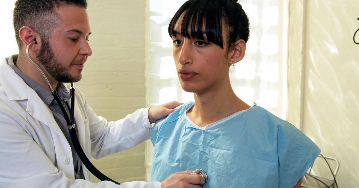 Doctor listens to patient's breathing